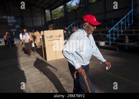 (140309) -- SAN SALVADOR, 9. März 2014 (Xinhua) -- Ein Bürger gibt seine Stimme während des Abflusses der Präsidentschaftswahlen in San Salvador, der Hauptstadt von El Salvador, am 9. März 2014 ab. (Xinhua/Luis Echeverria) (vf) (ce) EL SALVADOR-SAN SALVADOR-POLITICS-ELECTIONS PUBLICATIONxNOTxINxCHN San Salvador 9. März 2014 XINHUA A Citizen gibt seine STIMME während der PRÄSIDENTSCHAFTSWAHL in San Salvador, Hauptstadt El Salvador, AM 9. März 2014 ab XINHUA Luis Echeverria NOVF CE El Salvador Wahlen TINBLATNICXNICATATIXSALVADOR Stockfoto