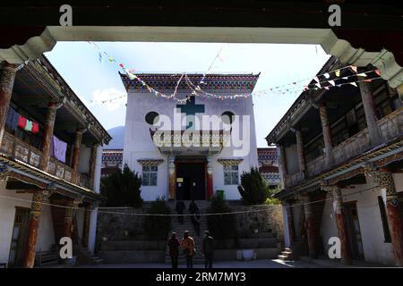 (140310) -- MARKAM COUNTY, 10. März 2014 (Xinhua) -- Foto aufgenommen am 9. März 2014 zeigt die katholische Kirche von Yanjing in der Gemeinde Naxi Ethnic Group des Markam County unter der Präfektur Chamdo, der autonomen Region Tibet im Südwesten Chinas. Die 1865 gegründete katholische Kirche Yanjing (wörtlich Salzbrunnen) ist die einzige katholische Kirche, die in der Region noch in Gebrauch ist. Seine Architektur hat ein tibetisches Außendesign kombiniert mit einem gotischen im Inneren. Die Kirche hat einen Priester und zwei Schwestern und hält Messen an Weihnachten und Ostern sowie wöchentliche Gottesdienste in tibetischer Sprache für seine 559 Stockfoto