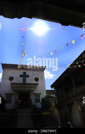 (140310) -- MARKAM COUNTY, 10. März 2014 (Xinhua) -- Foto aufgenommen am 9. März 2014 zeigt die katholische Kirche von Yanjing in der Gemeinde Naxi Ethnic Group des Markam County unter der Präfektur Chamdo, der autonomen Region Tibet im Südwesten Chinas. Die 1865 gegründete katholische Kirche Yanjing (wörtlich Salzbrunnen) ist die einzige katholische Kirche, die in der Region noch in Gebrauch ist. Seine Architektur hat ein tibetisches Außendesign kombiniert mit einem gotischen im Inneren. Die Kirche hat einen Priester und zwei Schwestern und hält Messen an Weihnachten und Ostern sowie wöchentliche Gottesdienste in tibetischer Sprache für seine 559 Stockfoto