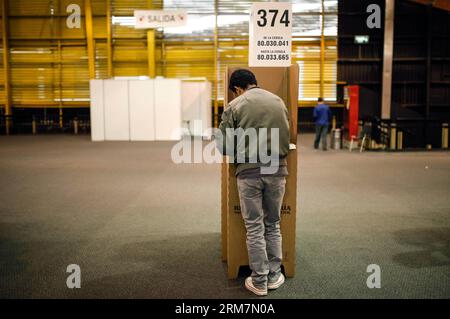 BOGOTA, 9. März 2014 (Xinhua) – Ein Einwohner gibt seine Stimme während der Parlamentswahlen in Bogota, der Hauptstadt Kolumbiens, am 9. März 2014 ab. Am Sonntag fanden in Kolumbien Parlamentswahlen statt. (Xinhua/Jhon Paz) (rt) (ah) (lmz) KOLUMBIEN-BOGOTA-POLITICS-ELECTIONS PUBLICATIONxNOTxINxCHN Bogota 09. März 2014 XINHUA ein Einwohner gibt seine STIMME bei den Parlamentswahlen in Bogota, der Hauptstadt Kolumbiens, AM 9. März 2014 Kolumbien Hero Parlamentswahlen AM Sonntag XINHUA Jhon PICTICTICATATRT Kolumbien PICTICTIOTICRT Stockfoto