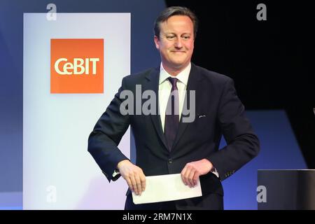 (140309) -- HANNOVER, 9. März 2014 (Xinhua) -- der britische Premierminister David Cameron nimmt an der Eröffnungszeremonie der CeBIT-Technologiemesse in Hannover, Deutschland, am 9. März 2014 Teil. Bundeskanzlerin Angela Merkel und britischer Premierminister David Cameron eröffneten am Sonntag gemeinsam die CeBIT, eine der größten IT-Messen der Welt, in der westdeutschen Stadt Hannover. (Xinhua/Zhang Fan) DEUTSCHLAND-HANNOVER-CEBIT TECH-MESSE-ERÖFFNUNG PUBLICATIONxNOTxINxCHN Hannover 9. März 2014 XINHUA der britische Premierminister David Cameron nimmt an der Eröffnungszeremonie der CeBit Tech Fair in Hannover am 9. März 2014 Teil Stockfoto