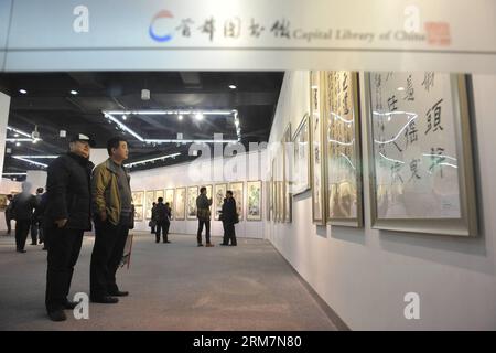 (140310) -- PEKING, 10. März 2014 (Xinhua) -- Menschen besuchen eine Ausstellung von Kalligraphie und Malerei in Peking, Hauptstadt von China, 10. März 2014. Hunderte von Kalligraphie- und Malereien moderner chinesischer Künstler waren zu sehen. (Xinhua/Lu Peng) (MP) CHINA-BEIJING-AUSSTELLUNG (CN) PUBLICATIONxNOTxINxCHN Peking 10. März 2014 XINHUA Prominente Besuch der Ausstellung von Kalligraphie und Malerei Werke in Peking Hauptstadt Chinas 10. März 2014 Hunderte von Kalligraphie und Malerei Werke von modernen chinesischen Künstlern waren AUF der Ausstellung XINHUA Lu Peng MP China Beijing Ausstellung CN PUBLICATIO Stockfoto