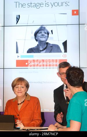(140310) -- HANOVER, March 10, 2014 (Xinhua) -- German Chancellor Angela Merkel (1st L) tries video communications at the Mircosoft s stand of the CeBIT tech fair in Hanover, Germany, March 10, 2014. German Chancellor Angela Merkel and her British counterpart David Cameron jointly opened CeBIT, the world s largest IT fair, in western German city of Hanover on Sunday evening. (Xinhua/Zhang Fan) (zhf) GERMANY-HANOVER-CeBIT-MERKEL-CAMERON PUBLICATIONxNOTxINxCHN   Hanover March 10 2014 XINHUA German Chancellor Angela Merkel 1st l tries Video Communications AT The  S stand of The CeBit Tech Fair in Stockfoto