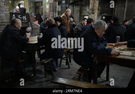 CHONGQING, 07. März 2014 (Xinhua) – Kunden genießen Tee im Jiaotong Tea House im Bezirk Jiulongpo der südwestchinesischen Gemeinde Chongqing, 7. März 2014. Das Jiaotong Teehaus, das seit fast drei Jahrzehnten geschäftlich tätig ist, ist der beliebteste Ort für viele Teeliebhaber geworden, da viele andere Teehäuser in der Innenstadt von Chongqing geschlossen wurden. Viele Gäste bleiben hier für einen ganzen Tag, um typische Teehäuser zu unterhalten: Tee zu genießen, mit anderen zu plaudern, Karten zu spielen und sich an die alten Zeiten zu erinnern. (Xinhua/Zhou Hui) (lmm) CHINA-CHONGQING-LIFE-TEA HOUSE (CN) PUBLICATIONxNOTxINxC Stockfoto