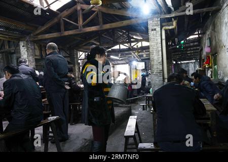 CHONGQING, 07. März 2014 (Xinhua) -- Eine Kellnerin serviert Tee für Kunden im Jiaotong Teehaus im Bezirk Jiulongpo der südwestchinesischen Gemeinde Chongqing, 7. März 2014. Das Jiaotong Teehaus, das seit fast drei Jahrzehnten geschäftlich tätig ist, ist der beliebteste Ort für viele Teeliebhaber geworden, da viele andere Teehäuser in der Innenstadt von Chongqing geschlossen wurden. Viele Gäste bleiben hier für einen ganzen Tag, um typische Teehäuser zu unterhalten: Tee zu genießen, mit anderen zu plaudern, Karten zu spielen und sich an die alten Zeiten zu erinnern. (Xinhua/Zhou Hui) (lmm) CHINA-CHONGQING-LIFE-TEA HOUSE (CN) PUBL Stockfoto