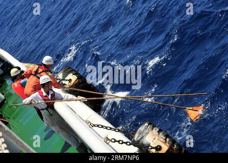 (140311) -- SÜDCHINESISCHE SEENOTRETTUNG 101 , 11. März 2014 (Xinhua) -- Mitglieder des chinesischen Notfallteams auf dem schwimmenden Objekt der Südchinesischen SEENOTRETTUNG 101 an der möglichen Absturzstelle des vermissten Fluges MH370 der Malaysia Airlines. Fünf chinesische Rettungsschiffe, darunter South China Sea Rescue 115 und South China Sea Rescue 101, sind ab Dienstag alle am möglichen Absturzort angekommen und haben sofort die Suchmission nach dem fehlenden Flug MH370 gestartet. (Xinhua/Zhao Yingquan) (zgp) FOKUS SÜDCHINESISCHER SEENOTRETTUNGSFLUG 101-FEHLFLUG MH370-BERGUNGSMISSION (CN) PUBLICATIONxNOTxINxCHN Süd Stockfoto