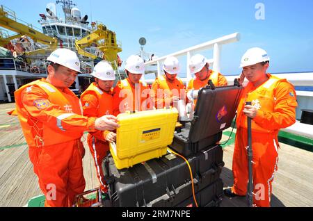 (140311) -- SÜDCHINESISCHE SEENOTRETTUNG 101 , 11. März 2014 (Xinhua) -- Mitglieder eines chinesischen Notfallteams untersuchen den Unterwasserdetektor auf dem Rettungsschiff South China Sea Rescue 101 an der möglichen Absturzstelle des vermissten Malaysia Airlines-Fluges MH370. Fünf chinesische Rettungsschiffe, darunter South China Sea Rescue 115 und South China Sea Rescue 101, sind ab Dienstag alle am möglichen Absturzort angekommen und haben sofort die Suchmission nach dem fehlenden Flug MH370 gestartet. (XINHUA/ZHAO YINGQUAN) (ZGP) FOKUS SÜDCHINESISCHE SEENOTRETTUNG 101-FEHLENDER FLUG MH370-BERGUNGSMISSION (CN) Stockfoto