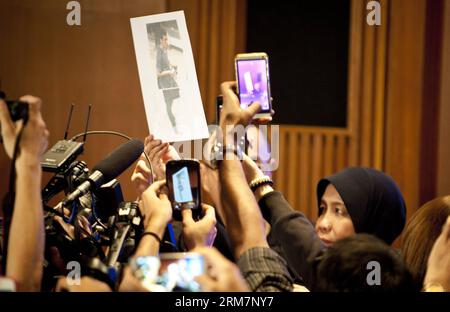 (140311) -- KUALA LUMPUR, 11. März 2014 (Xinhua) -- Journalisits fotografieren einen iranischen Passagier mit gestohlenem Pass an Bord eines vermissten malaysischen Fluges nach einer Pressekonferenz in Sepang, Malaysia, 11. März 2014. Die malaysische Polizei sagte am Dienstag Nachmittag, dass einer von zwei Passagieren, die einen gestohlenen Pass an Bord eines vermissten Fluges der malaysischen Fluggesellschaft am vergangenen Samstag benutzten, als Iraner ohne Verbindung zum Terrorismus identifiziert wurde. (Xinhua/He Jingjia) (dzl) MALAYSIA-MISSING AIRCRAFT-PASSPORT-PASSENGERS PUBLICATIONxNOTxINxCHN Kuala Lumpur 11. März 2014 XINHUA fotografiert einen iranischen Pa Stockfoto