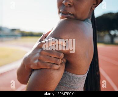 Schulterschmerzen, Fitness und Sportler mit Verletzungsproblem in einem Stadion aufgrund von Outdoor-Übung, Training oder Workout. Verletzung, Entzündung und Person oder Stockfoto