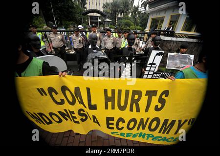 (140312) -- JAKARTA, 12. März 2014 (Xinhua) -- indonesische Greenpeace-Aktivisten protestieren vor dem Büro des Wirtschaftsministeriums in Jakarta, Indonesien, 12. März 2014. Dutzende Greenpeace-Aktivisten haben am Mittwoch einen Protest veranstaltet, um die indonesische Regierung aufzufordern, den Einsatz von Kohle einzustellen. (Xinhua/Agung Kuncahya B.) INDONESIA-JAKARTA-RALLY PUBLICATIONxNOTxINxCHN Jakarta 12. März 2014 XINHUA indonesische Greenpeace-Aktivisten protestieren vor dem Büro des Wirtschaftsministeriums in Jakarta Indonesien 12. März 2014 Dutzende Greenpeace-Aktivisten haben AM Mittwoch einen Protest veranstaltet, um die indonesische Regierung dazu AUFZUFORDERN Stockfoto