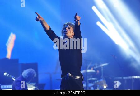 (140313) -- SHANGHAI, (Xinhua) -- Mick Jagger von den Rolling Stones tritt während ihres Konzerts in der Mercedez-Benz Arena in Shanghai, China, am 12. März 2014 auf. (Xinhua/Xiao Xiao)(sss) CHINA-SHANGHAI-MUSIC-THE ROLLING Stones PUBLICATIONxNOTxINxCHN Shanghai XINHUA Mick Jagger of the Rolling Stones konzertiert während ihres Konzerts IN DER Mercedez Benz Arena in Shanghai China 12. März 2014 XINHUA Xiao Xiao SSS China Shanghai Music The Rolling Stones PUBLICATXNOBLATINXCHN Stockfoto
