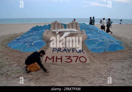 PURI, 12. März 2014 (Xinhua) -- der Sandkünstler Sudarshan Pattnaik arbeitet an einer Sandskulptur, die für den fehlenden Flug der Malaysian Airlines MH370 betet, an einem Strand in Puri, Indien, 12. März 2014. (Xinhua/Stringer) INDIEN-PURI-SAND KUNST-MALAYSISCHE FLUGZEUG-BETEN PUBLICATIONxNOTxINxCHN Puri 12. März 2014 XINHUA Sand Künstler Sudarshan Pattnaik arbeitet AN einer Sandskulptur und betet für den vermissten Flug der Malaysian Airlines an einem Strand in Puri Indien 12. März 2014 XINHUA Stringer India Puri Sand Art PUCHIxPlane Malaysian Stockfoto