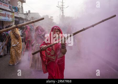 MATHURA, 12. März 2014 (Xinhua) -- Frauen verwenden Bambusstäbe, um Männer zu schlagen, während sie den Lathmar Holi in Mathura, Uttar Pradesh, Indien, am 12. März 2014 feiern. Lathmar Holi ist eine lokale Feier in Mathura und findet weit vor dem nationalen Holi-Tag am 17. März dieses Jahres statt. (Xinhua/Zheng Huansong)(lmz) INDIA-MATHURA-LATHMAR HOLI PUBLICATIONxNOTxINxCHN MATHURA 12. März 2014 XINHUA Frauen verwenden Bambusstäbe, um Männer zu treffen, während sie das Holi in Mathura Uttar Pradesh in Indien feiern 12. März 2014 Holi IST eine lokale Feier in Mathura und AM Nationalfeiertag Stockfoto