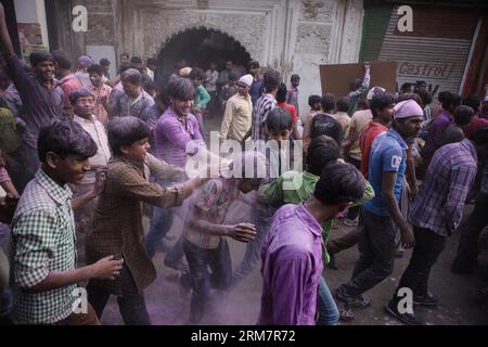 MATHURA, 12. März 2014 (Xinhua) – Menschen feiern das Lathmar Holi in Mathura, Uttar Pradesh in Indien, 12. März 2014. Lathmar Holi ist eine lokale Feier in Mathura und findet weit vor dem nationalen Holi-Tag am 17. März dieses Jahres statt. (Xinhua/Zheng Huansong) (lmz) INDIA-MATHURA-LATHMAR HOLI PUBLICATIONxNOTxINxCHN MATHURA 12. März 2014 XINHUA Prominente feiern das Holi in Mathura Uttar Pradesh in Indien 12. März 2014 Holi IST eine lokale Feier in Mathura und findet weit vor dem National Holi Day AM 17. März dieses Jahres statt XINHUA Zheng Mathsong India NEIN Stockfoto