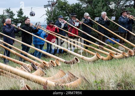 Willingen, Deutschland. 27. August 2023. Alphornspieler nehmen an der traditionellen Willinger Alphornmesse auf dem Ettelsberg Teil. Quelle: Swen Pförtner/dpa/Alamy Live News Stockfoto