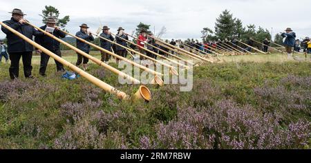 Willingen, Deutschland. 27. August 2023. Alphornspieler nehmen an der traditionellen Willinger Alphornmesse auf dem Ettelsberg Teil. Quelle: Swen Pförtner/dpa/Alamy Live News Stockfoto