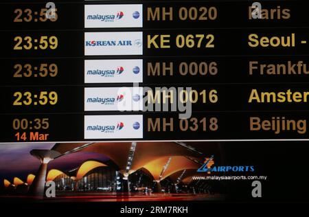 KUALA LUMPUR, 13. März 2014 - Foto einer elektronischen Anzeige auf dem internationalen Flughafen Kuala Lumpur zeigt den neuen Flugcode MH318 des Kuala Lumpur-Peking-Service, Malaysia, 13. März 2014. Malaysia Airlines sagte am Donnerstag, dass sie die Flugcodes MH370 und MH371 nicht mehr als Zeichen des Respekts für die 239 Personen an Bord ihres fehlenden Passagierflugzeugs für Flüge nach Peking verwenden werde. Der Kuala Lumpur-Peking-Service wird jetzt den Code MH318 annehmen, während die Rückfahrt auf MH319 umgeschaltet wird. (Xinhua/Wang Shen) (sss) MALAYSIA-KUALA LUMPUR-FLUGCODE PUBLICATIONxNOTxINxCHN Kua FEHLT Stockfoto