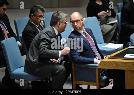(140313) -- New York, 13. März 2014 (Xinhua) -- der ukrainische Premierminister Arsenij Jatsenjuk (R) spricht während einer Sitzung des Sicherheitsrates der Vereinten Nationen zur Lage der Ukraine am 13. März 2014 im UN-Hauptquartier in New York mit einem ukrainischen Beamten. (Xinhua/Niu Xiaolei) UN-NEW YORK-UKRAINE-YATSENYUK-TREFFEN PUBLICATIONxNOTxINxCHN NEW YORK 13. März 2014 XINHUA der ukrainische Premierminister Arseniy Yatsenyuk r spricht mit dem ukrainischen Beamten während einer Sitzung des Sicherheitsrats DER Vereinten Nationen ÜBER die Lage der Ukraine IM Hauptquartier der Vereinten Nationen in New York AM 13. März 2014 XINHUA XIAOLA Niei Stockfoto