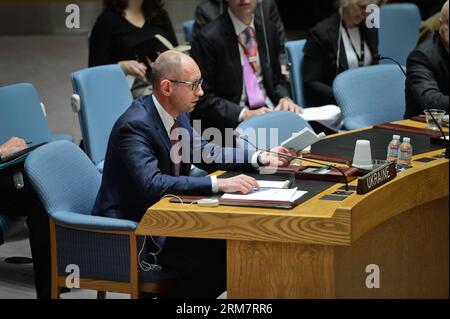 (140313) -- New York, 13. März 2014 (Xinhua) -- der ukrainische Premierminister Arseniy Jatsenjuk hält eine Kopie der UN-Charta, während er einige ihrer Passagen liest, während einer Sitzung des Sicherheitsrates der Vereinten Nationen zur Lage der Ukraine am 13. März 2014 im UN-Hauptquartier in New York. (Xinhua/Niu Xiaolei) UN-NEW YORK-UKRAINE-YATSENYUK-TREFFEN PUBLICATIONxNOTxINxCHN NEW YORK 13. März 2014 der ukrainische Premierminister XINHUA Arseniy Yatsenyuk hält eine Kopie der Charta der Vereinten Nationen, während er einige ihrer Passagen AUF einer Tagung des Sicherheitsrats der Vereinten Nationen ZUR Lage der Ukraine IN der UN-H liest Stockfoto