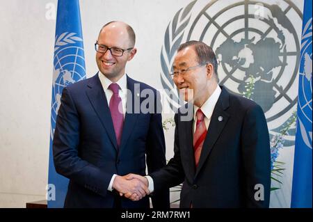 (140313) -- NEW YORK, 13. März 2014 (Xinhua) -- UN-Generalsekretär Ban Ki-moon (R) schüttelt mit dem ukrainischen Premierminister Arseniy Jatsenjuk während ihres Treffens am 13. März 2014 im UN-Hauptquartier in New York die Hand. (Xinhua/Niu Xiaolei) UN-NEW YORK-UKRAINE-BAN KI-MOON-YATSENYUK-MEETING PUBLICATIONxNOTxINxCHN New YORK 13. März 2014 XINHUA Generalsekretär der Vereinten Nationen Ban KI Moon r schüttelt die Hände mit den ukrainischen Premierministern Arseniy Yatsenyuk während ihres Treffens IM UN-Hauptquartier in New York AM 13. März 2014 XINHUA Niu Xiaolei Moon KI UN Ukraine Ban Yatsen Stockfoto