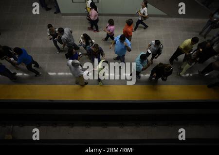 PANAMA CITY, 13. März 2014 - die Bewohner warten auf das Einsteigen in das Auto an der 5 de Mayo Station der Panama Metro während einer Testreise in Panama City, Hauptstadt von Panama, 13. März 2014. Die Linie 1 der Panama Metro wird am 5. April offiziell eröffnet, mit 13 Stationen und einer Länge von 13,7 km (Xinhua/Mauricio Valenzuela) PANAMA-PANAMA CITY-INDUSTRIE-TRANSPORT PUBLICATIONxNOTxINxCHN Panama City 13. März 2014 Einwohner warten auf das Einsteigen in das Auto AN der 5 de Mayo Station der Panama Metro während einer Probefahrt Reise in Panama City Hauptstadt von Panama 13. März 2014 die Linie 1 der Panama Metro wird von sein Stockfoto