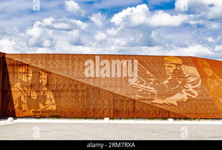 Sowjetischer Soldat des Rschewski-Gedenkens. Rostige Gedächtniswand mit Bild russischer Soldaten und Inschriften von Namen und Nachnamen der Gefallenen Stockfoto