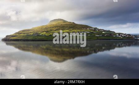 Faroe Islands landscape  view of Risin and Kellingin, the giant and the witch view from Tjornuvik. Stockfoto