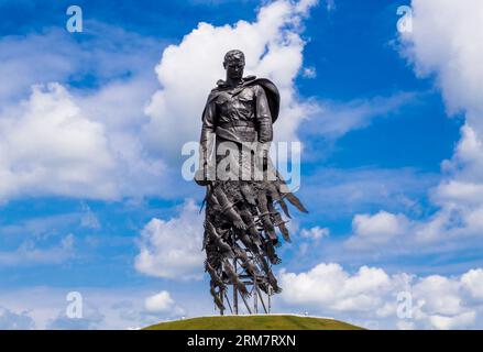 Sowjetischer Soldat des Rschewski-Gedenkens. Wunderschönes trauriges Denkmal für den russischen Krieger, der im Zweiten Weltkrieg starb Waffen in den Händen und Kraniche fliegen weg. Stockfoto