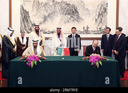 (140314) -- PEKING, 14. März 2014 (Xinhua) -- der chinesische Vizepräsident Li Yuanchao (Mitte R) und der Saudi-arabische Kronprinz Salman bin Abdulaziz Al Saud (Mitte L), ebenfalls stellvertretender Premierminister und Verteidigungsminister Saudi-Arabiens, werden Zeuge der Unterzeichnung von Kooperationsdokumenten über Qualitätsprüfung, Investitionen und Raumfahrttechnologie in Peking, der Hauptstadt Chinas, am 14. März 2014. (Xinhua/Ding Lin) (mt) CHINA-PEKING-LI YUANCHAO-SAUDI-ARABISCHE KRONE PRINCE-TALKS (CN) PUBLICATIONxNOTxINxCHN Peking 14. März 2014 XINHUA Chinesischer Vizepräsident verließ Yuan Chao Center r und Saudi-Arabische Krone Prin Stockfoto