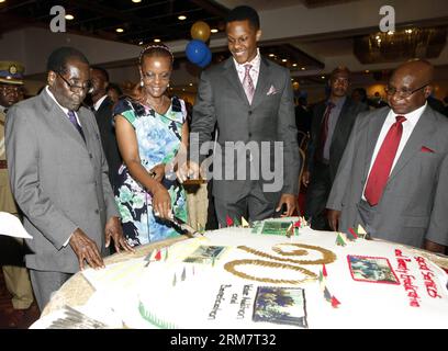 Der simbabwische Präsident Robert Mugabe (1., L), seine Frau Grace Mugabe (2., L) und ihr Sohn Robert Mugabe Jr. (3., L) nehmen am 14. März 2014 an einer von der Zivilgesellschaft organisierten Feier zu seinem 90. Geburtstag in Harare, der Hauptstadt Simbabwes, Teil. Mugabe wurde am 21. Februar 1924 geboren und ist derzeit der älteste Führer Afrikas. Das Präsidentenamt, die regierende Partei der Zanu-PF und die Zivilgesellschaft haben seit diesem Februar drei Geburtstagsfeiern für ihn organisiert. (Xinhua/Stringer) (sss) ZIMBABWE-HARARE-MUGABE-BIRTHDAY PUBLICATIONxNOTxINxCHN Simbabwean President Robert Mugabe 1st l His wi Stockfoto