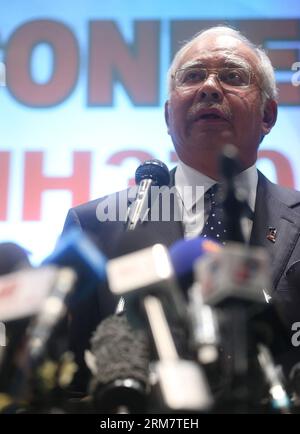 Der malaysische Premierminister Najib Razak hält am 15. März 2014 in Kuala Lumpur, Malaysia, eine Pressekonferenz über den vermissten Malaysia Airlines Flug MH370 ab. Der malaysische Premierminister Najib Razak sagte am Samstag, dass keine schlüssigen Beweise dafür vorliegen, dass der vermisste Malaysia Airlines-Flug MH370 entführt wurde. (Xinhua/Wang Shen) (zj) MALAYSIA-KUALA LUMPUR-PREMIERMINISTER-PRESSEKONFERENZ-FEHLENDES FLUGZEUG PUBLICATIONxNOTxINxCHN der malaysische Premierminister Najib Razak hält eine Pressekonferenz ZUM vermissten Flug der Malaysia Airlines in Kuala Lumpur Malaysia ab 15. März 2014 der malaysische Premierminister Najib Razak sagte am Samstag Stockfoto