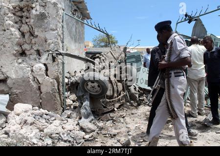 (140315) -- MOGADISHU, 15. März 2014 (Xinhua) -- somalische Sicherheitskräfte und Anwohner versammeln sich am Ort der Autobombe, die den Parkplatz des Hotels Maka Almukrama in Mogadishu, Somalia, am 15. März 2014 traf. Mindestens drei Personen wurden am Samstag verletzt, nachdem eine Autobombe auf dem Parkplatz eines Hotels in der somalischen Hauptstadt Mogadischu explodierte, sagten Polizei und Zeugen. (Xinhua/Faisal Isse) SOMALIA-MOGADISHU-CAR BOMB PUBLICATIONxNOTxINxCHN MOGADISHU 15. März 2014 XINHUA somalische Sicherheitskräfte und Anwohner versammeln sich am Schauplatz der Autobombe Thatcher traf den Parkplatz des Maka Hotels in Mogad Stockfoto
