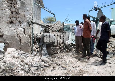 (140315) -- MOGADISHU, 15. März 2014 (Xinhua) -- somalische Sicherheitskräfte und Anwohner versammeln sich am Ort der Autobombe, die den Parkplatz des Hotels Maka Almukrama in Mogadishu, Somalia, am 15. März 2014 traf. Mindestens drei Personen wurden am Samstag verletzt, nachdem eine Autobombe auf dem Parkplatz eines Hotels in der somalischen Hauptstadt Mogadischu explodierte, sagten Polizei und Zeugen. (Xinhua/Faisal Isse) SOMALIA-MOGADISHU-CAR BOMB PUBLICATIONxNOTxINxCHN MOGADISHU 15. März 2014 XINHUA somalische Sicherheitskräfte und Anwohner versammeln sich am Schauplatz der Autobombe Thatcher traf den Parkplatz des Maka Hotels in Mogad Stockfoto
