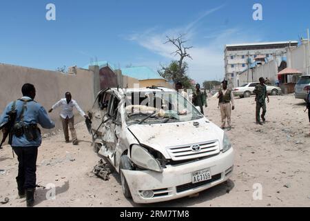 (140315) -- MOGADISHU, 15. März 2014 (Xinhua) -- somalische Sicherheitskräfte und Anwohner versammeln sich am Ort der Autobombe, die den Parkplatz des Hotels Maka Almukrama in Mogadishu, Somalia, am 15. März 2014 traf. Mindestens drei Personen wurden am Samstag verletzt, nachdem eine Autobombe auf dem Parkplatz eines Hotels in der somalischen Hauptstadt Mogadischu explodierte, sagten Polizei und Zeugen. (Xinhua/Faisal Isse) SOMALIA-MOGADISHU-CAR BOMB PUBLICATIONxNOTxINxCHN MOGADISHU 15. März 2014 XINHUA somalische Sicherheitskräfte und Anwohner versammeln sich am Schauplatz der Autobombe Thatcher traf den Parkplatz des Maka Hotels in Mogad Stockfoto