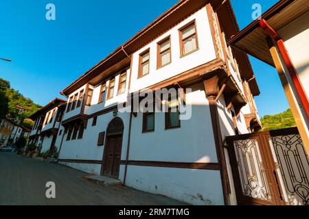 Blick auf Bolu Goynuk Steet. Goynuks typische Architektur. Berühmte Städte von Turkiye. Bolu Turkiye - 8.5.2023 Stockfoto