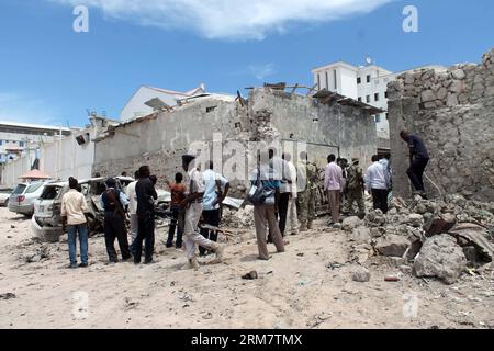 (140315) -- MOGADISHU, 15. März 2014 (Xinhua) -- somalische Sicherheitskräfte und Anwohner versammeln sich am Ort der Autobombe, die den Parkplatz des Hotels Maka Almukrama in Mogadishu, Somalia, am 15. März 2014 traf. Mindestens drei Personen wurden am Samstag verletzt, nachdem eine Autobombe auf dem Parkplatz eines Hotels in der somalischen Hauptstadt Mogadischu explodierte, sagten Polizei und Zeugen. (Xinhua/Faisal Isse) SOMALIA-MOGADISHU-CAR BOMB PUBLICATIONxNOTxINxCHN MOGADISHU 15. März 2014 XINHUA somalische Sicherheitskräfte und Anwohner versammeln sich am Schauplatz der Autobombe Thatcher traf den Parkplatz des Maka Hotels in Mogad Stockfoto