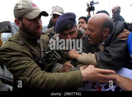 Indische Polizei verhaftete den unabhängigen Gesetzgeber Ingenieur Rashid (1. R) während eines Protestes in Srinagar, der Sommerhauptstadt des von Indien kontrollierten Kaschmirs, am 15. März 2014. Die indische Polizei verhaftete Rashid und seine Anhänger während eines Protestes gegen die Ermordung eines Jugendlichen bei der Entlassung von Indiens paramilitärischen Soldaten der Central Reserve Police Force (CRPF) und der Polizei im Dorf Naidkhai im Bezirk Bandipora, 40 km nördlich von Srinagar. (Xinhua/Javed dar) KASHMIR-SRINAGAR-PROTEST GEGEN DIE TÖTUNG VON PUBLICATIONxNOTxINxCHN Inder Police Independent legislator Engineer Rashid 1st r während eines Protestes in Srinagar Summer Stockfoto