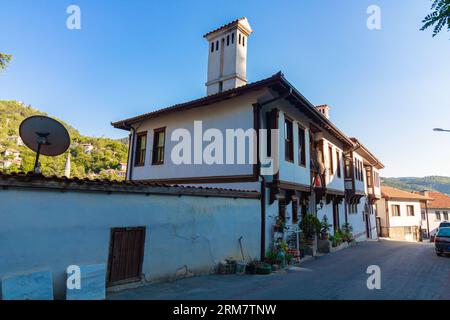 Traditionelle Häuser im Stadtteil Goynuk von Bolu Turkiye. Beispiele für türkische Architektur. Bolu Turkiye - 8.5.2023 Stockfoto