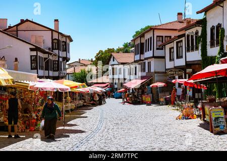 Geschäfte und handgemachte Imbissstände in einer Straße von Beypazari. Ankara Turkiye - 8.5.2023 Stockfoto