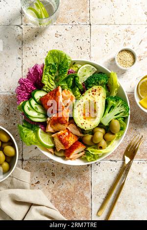 Lachs-Avocadoschale mit Brokkoli, Oliven und frischem Salat. Gesunde Ernährung, Keto-Diät, Draufsicht Stockfoto