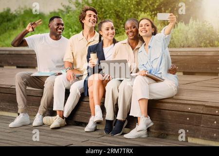 Verschiedene Studenten, die Selfie auf dem Smartphone auf dem Campus machen Stockfoto