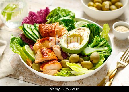 Lachs-Avocadoschale mit Brokkoli, Oliven und frischem Salat. Gesunde Ernährung, Keto-Diät Stockfoto