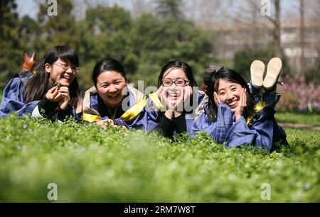 (140316) -- NANJING, 16. März 2014 (Xinhua) -- Studenten posieren für Abschlussfotos an der Nanjing University of Science and Technology in Nanjing, Hauptstadt der ostchinesischen Provinz Jiangsu, 16. März 2014. (Xinhua/Wang Xin) (MP) CHINA-NANJING-GRADUATION PHOTOS (CN) PUBLICATIONxNOTxINxCHN NANJING 16. März 2014 XINHUA-Studenten posieren für Graduiertenfotos AN der Nanjing University of Science and Technology in Nanjing Hauptstadt von Ostchina S Jiangsu 16. März 2014 XINHUA Wang Xin China NOjing Graduiertenfotos CN PICxTICxBLN Stockfoto