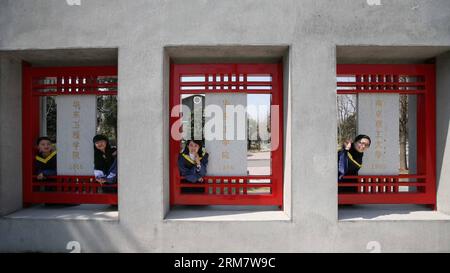 (140316) -- NANJING, 16. März 2014 (Xinhua) -- Studenten posieren für Abschlussfotos an der Nanjing University of Science and Technology in Nanjing, Hauptstadt der ostchinesischen Provinz Jiangsu, 16. März 2014. (Xinhua/Wang Xin) (MP) CHINA-NANJING-GRADUATION PHOTOS (CN) PUBLICATIONxNOTxINxCHN NANJING 16. März 2014 XINHUA-Studenten posieren für Graduiertenfotos AN der Nanjing University of Science and Technology in Nanjing Hauptstadt von Ostchina S Jiangsu 16. März 2014 XINHUA Wang Xin China NOjing Graduiertenfotos CN PICxTICxBLN Stockfoto