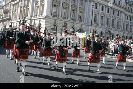 (140316) -- LONDON, 16. März 2014 (Xinhua) -- Eine Band marschiert während der St. Patrick’s Day Parade in London, Großbritannien, 16. März 2014. (Xinhua/Bimal Gautam) UK-LONDON-FESTIVAL-SAINT PATRICK-PARADE PUBLICATIONxNOTxINxCHN London 16. März 2014 XINHUA A Tie Marches während der St. Patrick S Day Parade in London Großbritannien 16. März 2014 XINHUA Bimal Gautam UK London Festival Saint Patrick Parade PUBLATIONxNOTxINxCHN Stockfoto