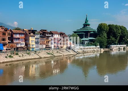 Die ganze hölzerne Khanqah-e-Moula (Shah-e-Hamadan) Moschee und alte Häuser am Jhelum Fluss, Srinagar, Kaschmir, Indien Stockfoto