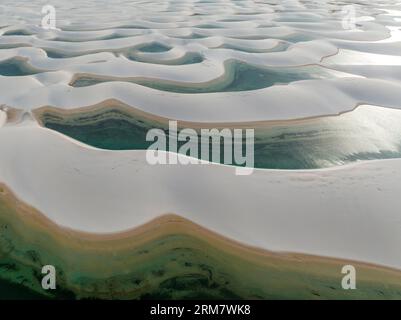 Luftaufnahme von Lencois Maranhenses. Weiße Sanddünen mit Pools aus frischem und transparentem Wasser. Wüste. Barreirinhas. Maranhao State. Brasilien Stockfoto