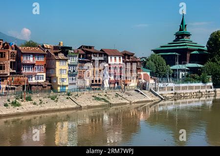 Die ganze hölzerne Khanqah-e-Moula (Shah-e-Hamadan) Moschee und alte Häuser am Jhelum Fluss, Srinagar, Kaschmir, Indien Stockfoto