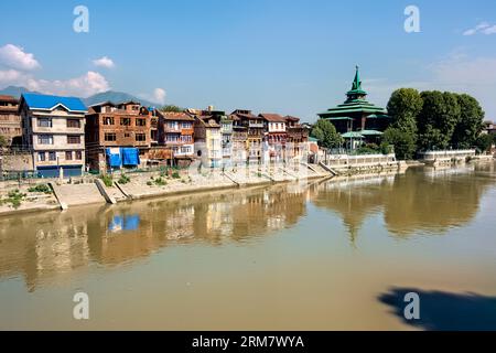 Die ganze hölzerne Khanqah-e-Moula (Shah-e-Hamadan) Moschee und alte Häuser am Jhelum Fluss, Srinagar, Kaschmir, Indien Stockfoto