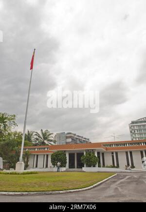 (140318) -- KUALA LUMPUR, 18. März 2014 (Xinhua) -- Foto vom 18. März 2014 zeigt die chinesische Botschaft in Malaysia, Kuala Lumpur. Kein Passagier vom chinesischen Festland an Bord des fehlenden Fluges MH370 könnte an einer Entführung oder einem Terroranschlag beteiligt sein, sagte der chinesische Botschafter in Malaysia am Dienstag. Eine Hintergrundüberprüfung aller Passagiere vom chinesischen Festland habe keine Beweise für diesen Verdacht gefunden, sagte Huang Huikang. (Xinhua/He Jingjia)(Axy) MALAYSIA-KUALA LUMPUR-MISSING FLIGHT MH370-CHINESE AMBASSADOR-PRESS PUBLICATIONxNOTxINxCHN Kuala Lumpur 18. März 2014 XINHUA Foto aufgenommen AM 18. März 2 Stockfoto